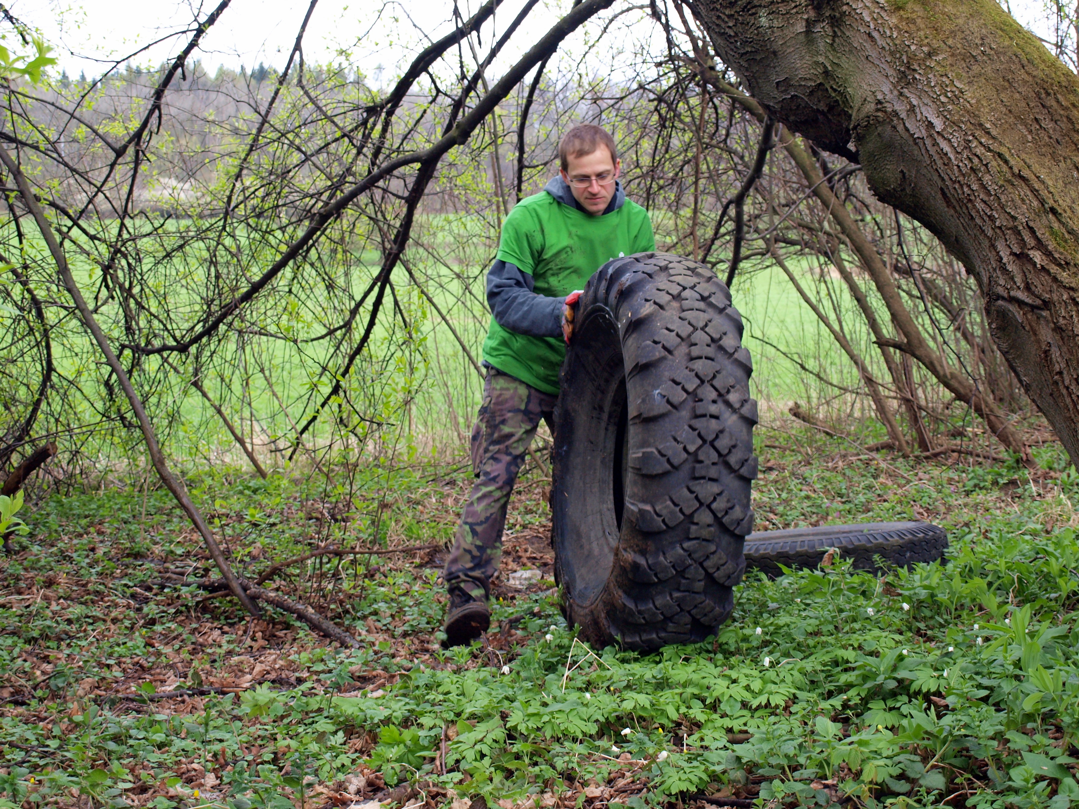 U potoka rostly pneumatiky, rezavé klíče a hrnce