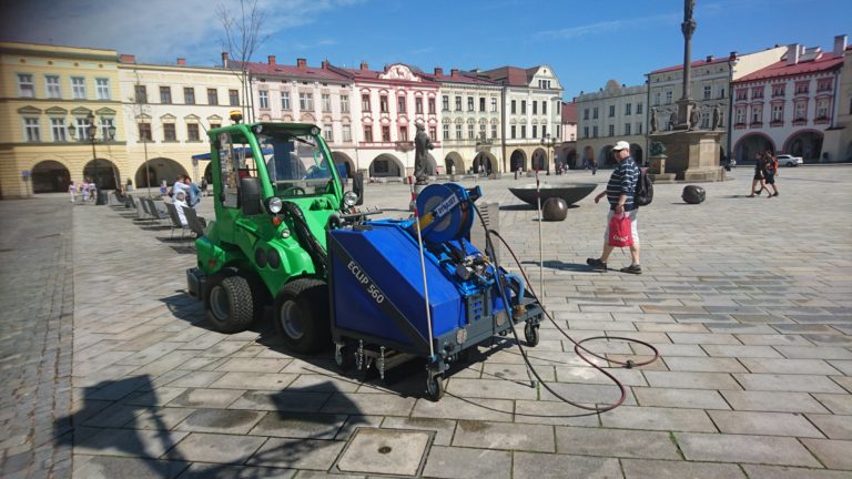 Město má ekologický stroj na likvidaci plevele