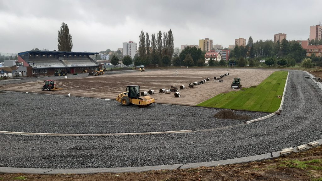Pokládka trávy na stadioně