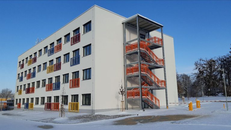 Nově dokončené projekty města: hřiště u ZŠ Dlouhá, bytový dům K Archivu, kruhový objezd Gen. Hlaďo a další.