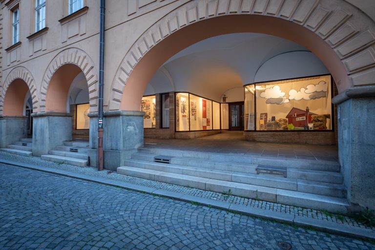 Výlohy v historické budově na ulici 28. října prezentují město